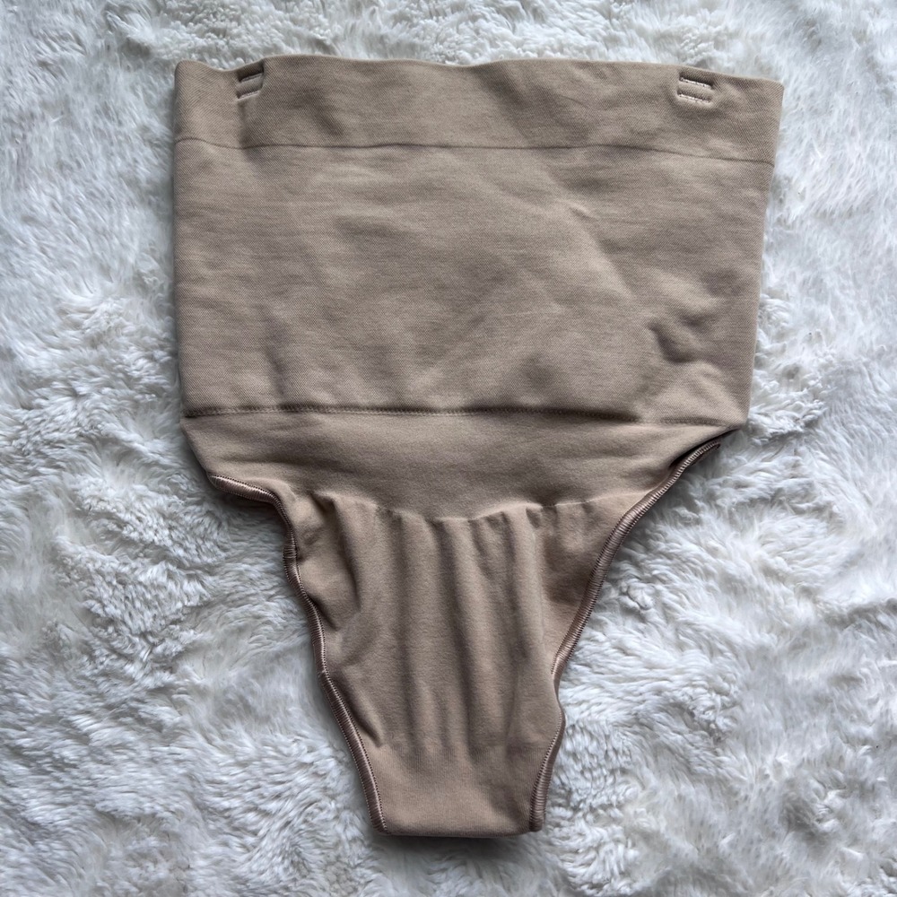 Skims Sculpting Mid-Waist Thong Tan Beige Seamless Shapewear Womens Size Small - Picture 3 of 8